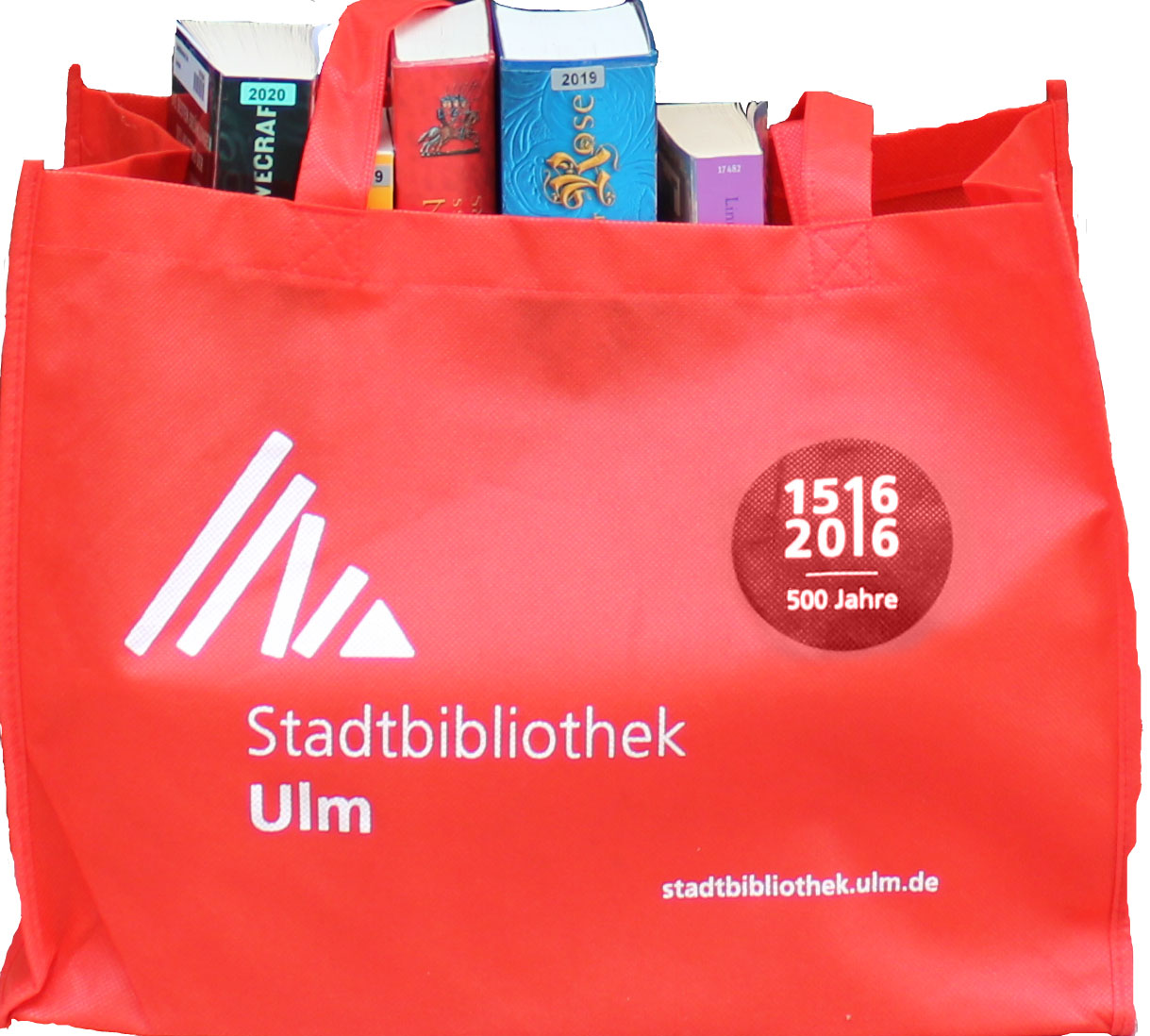 Mit Büchern gefüllt rote Stofftasche mit einem Aufdruck des Logos der Stadtbibliothek Ulm