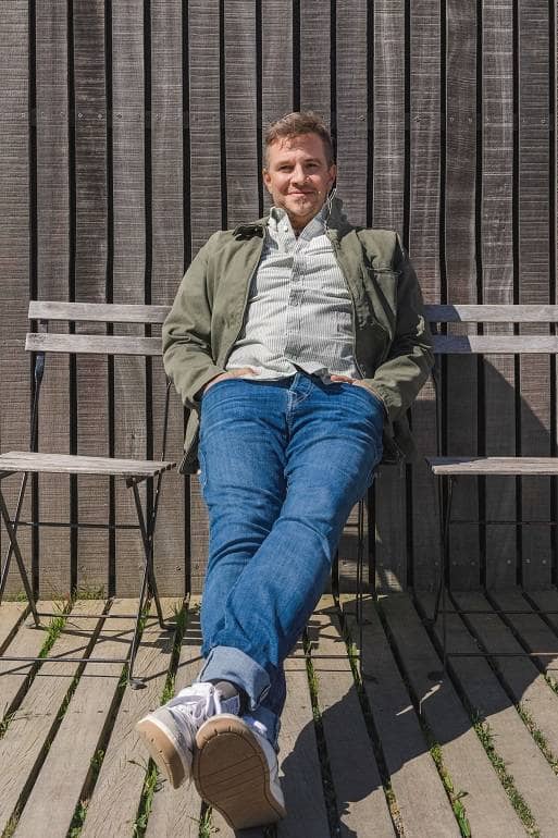 Der Autor Michael Kobr sitzend auf einem Stuhl