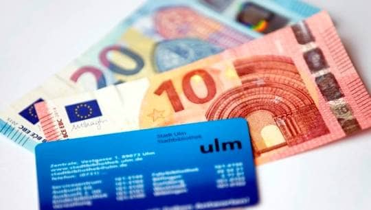 Bibliotheksausweis auf 10- und 20-Euro-Schein