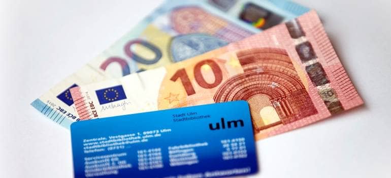 Bibliotheksausweis auf 10- und 20-Euro-Schein