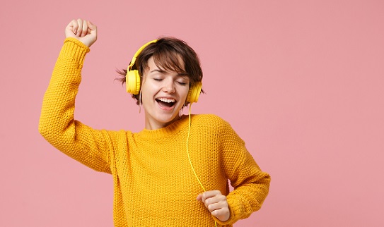 Eine Frau mit Kopfhörern tanzt zu Musik