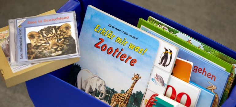 Kindermedien zum Thema Zoo in einer Medienbox
