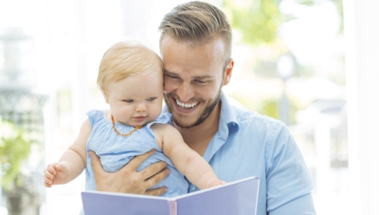 Vater liest ein Buch mit Kleinkind