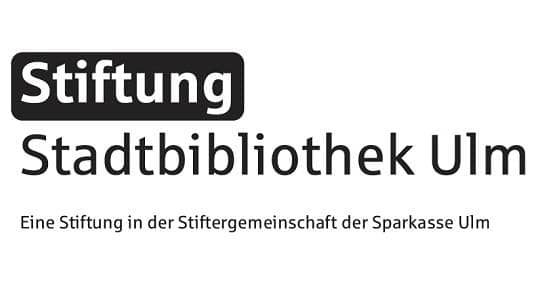 Schriftzug "Stiftung Stadtbibliothek Ulm, eine Stiftung in der Stiftergemeinschaft der Sparkasse Ulm" mit schwarzer Schrift auf weißem Grund