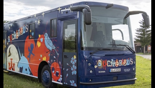 Ansicht der Fahrbibliothek von Außen. Ein blauer Bus mit der Aufschrift "Fahrbibliothek Ulm"