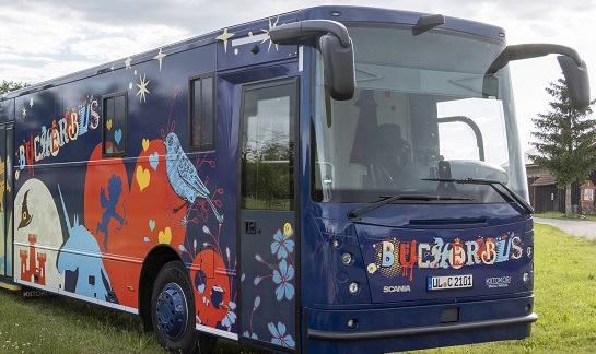 Ansicht der Fahrbibliothek von Außen. Ein blauer Bus mit der Aufschrift "Bücherbus"