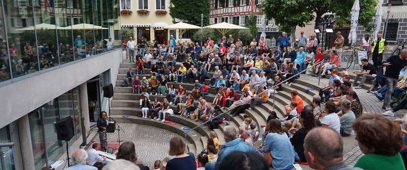 Eine Menschenmenge, die im Forum der Zentralbibliothek Ulm sitzt