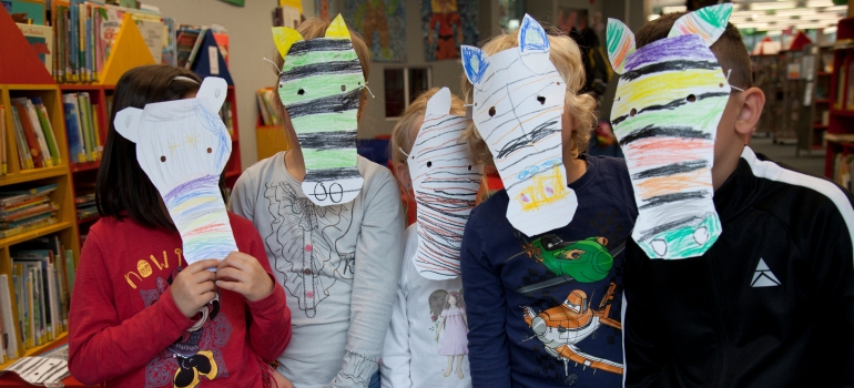 Kinder mit selbstgebastelten Masken